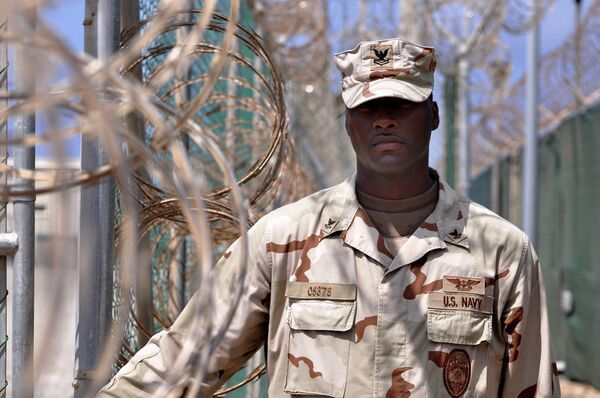 Guarda en el centro de detención de la Base Naval de Guantánamo de EEUU Guarda en el centro de detención de la Base Naval de Guantánamo de EEUU - Sputnik Mundo