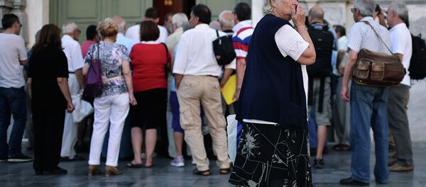 Gente hace cola en el Banco en Atenas - Sputnik Mundo