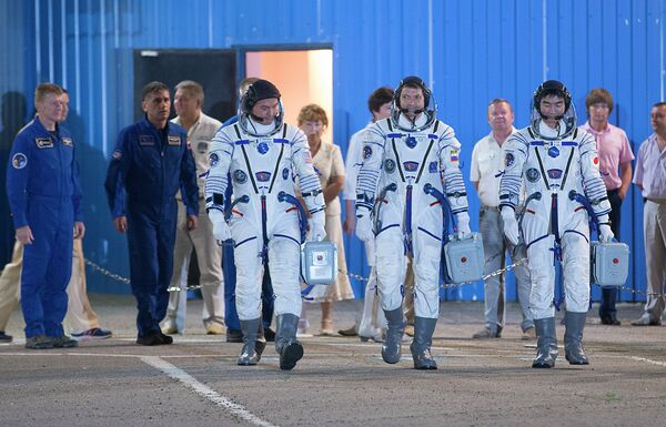 Los miembros de la tripulación de la nave Soyuz TMA-17M: Kjell Lindgren (izda.), Oleg Kononenko (centro) y Kimiya Yui (dcha.) - Sputnik Mundo
