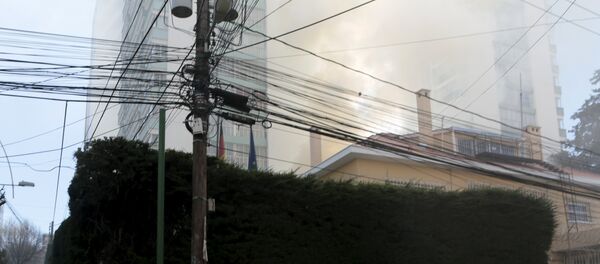 El humo en el territorio de la embajada de Alemania en La Paz El humo en el territorio de la embajada de Alemania en La Paz - Sputnik Mundo