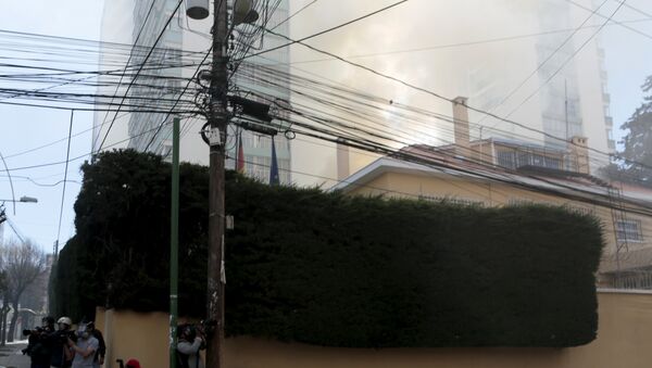 El humo en el territorio de la embajada de Alemania en La Paz - Sputnik Mundo