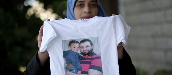 Сamiseta con una foto de Islam Hamed - Sputnik Mundo