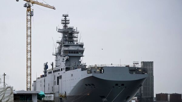 Portahelicóptero Sebastopol de clase Mistral en el astillero de la empresa STX Europe en Saint-Nazaire - Sputnik Mundo