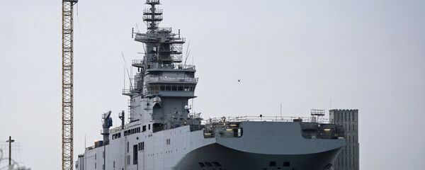 Portahelicóptero Sebastopol de clase Mistral en el astillero de la empresa STX Europe en Saint-Nazaire - Sputnik Mundo