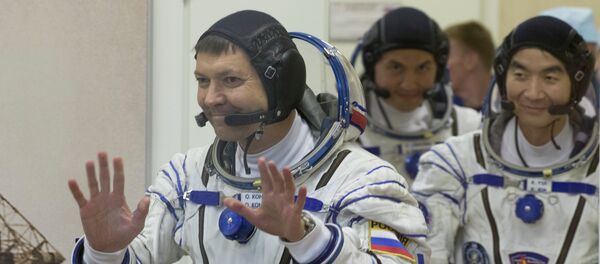 Cosmonautas Oleg Kononenko (Rusia), Kjell Lindgren (EEUU) y Kimiya Yui (Japón) - Sputnik Mundo