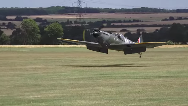 Aterrizaje de emergencia de un caza antiguo - Sputnik Mundo