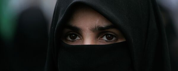 A supporter of Pakistani religious party Jamaat-i-Islami attends a rally to condemn the ban imposed on the burqa or veil in France A supporter of Pakistani religious party Jamaat-i-Islami attends a rally to condemn the ban imposed on the burqa or veil in France - Sputnik Mundo