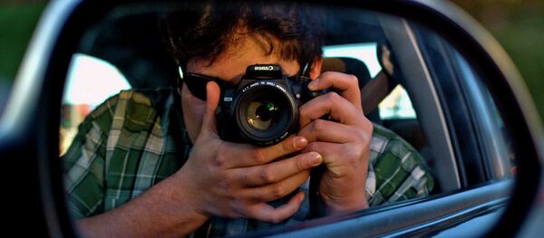 Las mujeres hacen menos selfis al volante que los hombres, revela sondeo - Sputnik Mundo