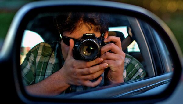 Las mujeres hacen menos selfis al volante que los hombres, revela sondeo - Sputnik Mundo