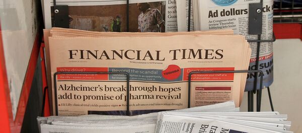 Copies of the Financial Times newspaper sit in a rack at a newsstand in London, Britain July 23, 2015 - Sputnik Mundo