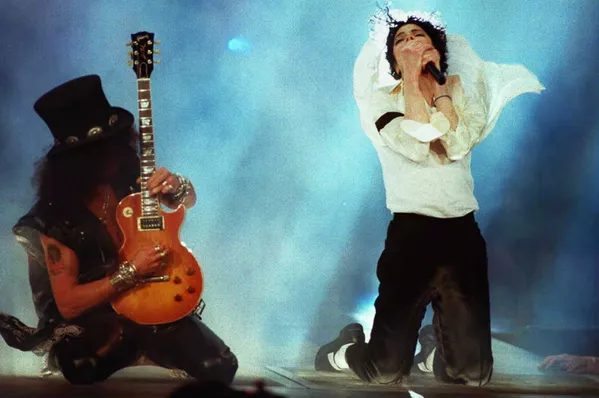Singer Michael Jackson (R) and guitarist Slash of Guns and Roses perform the opening number at the 1995 MTV Video Music Awards 07 September Singer Michael Jackson (R) and guitarist Slash of Guns and Roses perform the opening number at the 1995 MTV Video Music Awards 07 September - Sputnik Mundo