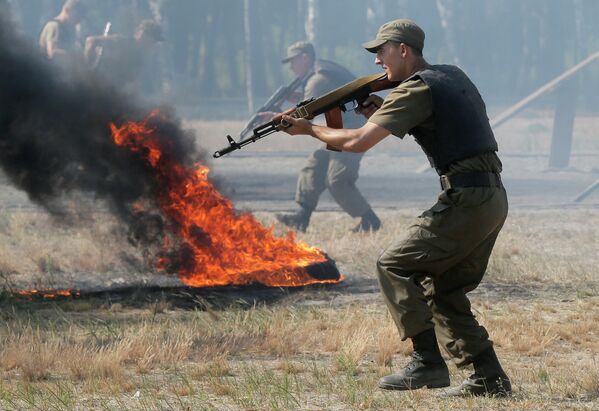 Entrenamiento de los combatientes de la Guardia Nacional ucraniana - Sputnik Mundo