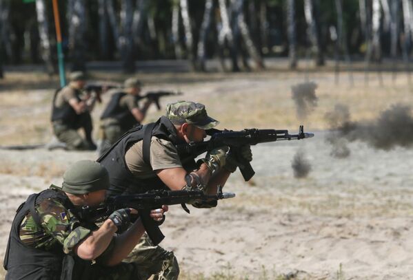 Entrenamiento de los combatientes de la Guardia Nacional ucraniana - Sputnik Mundo