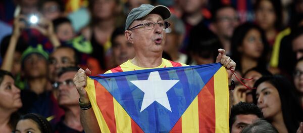 Hincha de Barça con la bandera independista de Cataluña - Sputnik Mundo