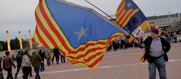 Hombre con la bandera independista catalana en Barcelona (archivo) - Sputnik Mundo