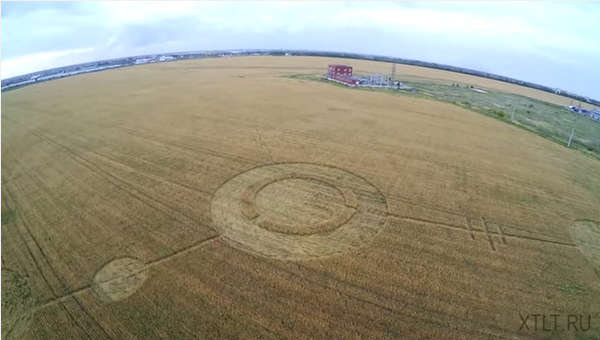 Huellas de OVNI en un campo de cultivo - Sputnik Mundo