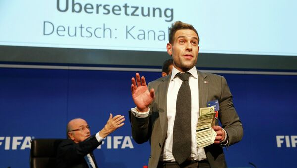 Joseph Blatter, presidente de la FIFA, y Simon Brodkin (Lee Nelson), cómico británico, en la rueda de prensa, el 20 de julio, 2015 - Sputnik Mundo