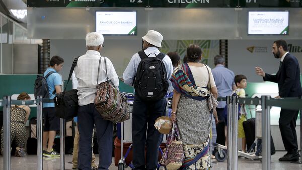 Pasajeros esperan en el aeropuerto internacional de Fiumicino en Italia durante una huelga de los empleados de Alitalia, el 24 de julio, 2015 - Sputnik Mundo