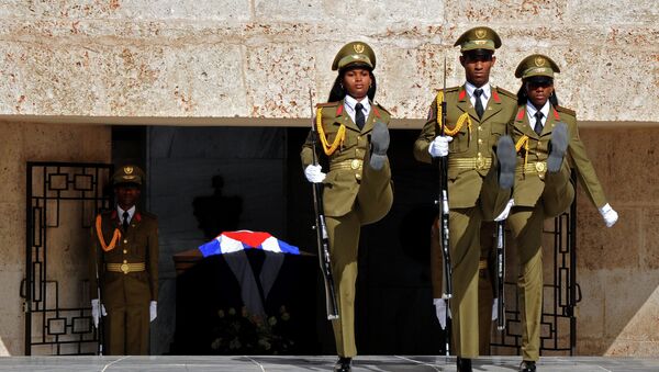 Soldados cubanos durante el desfile en el cementerio en la ciudad Santiago de Cuba, donde comenzó la Revolución Cubana en 1953 - Sputnik Mundo