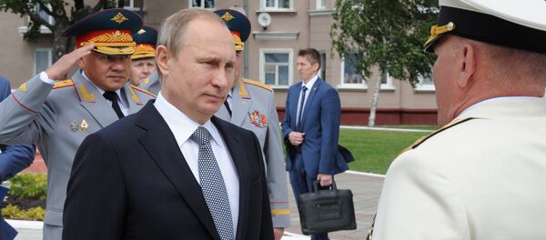 Vladímir Putin coloca flores al pie del monumento a Pedro el Grande en Baltiisk - Sputnik Mundo