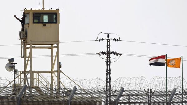 A member of Egypt's security forces gestures as he stands on a watchtower in North Sinai as seen from across the border in southern Israel in this July 2, 2015 file photo. - Sputnik Mundo