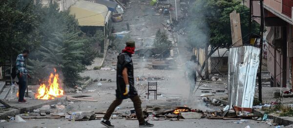 Choques entre la policía y la gente que protesta contra operación contra militantes kurdos realizada por el Estado - Sputnik Mundo