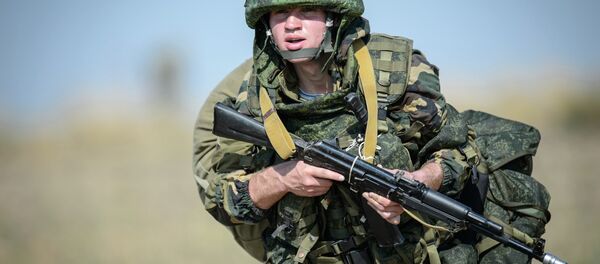 Militar ruso durante las maniobras - Sputnik Mundo