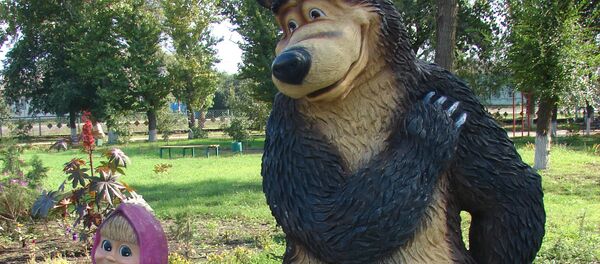 Estatua de los personajes del dibujo animado 'Masha y el Oso' - Sputnik Mundo