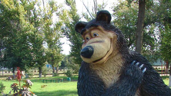 Estatua de los personajes del dibujo animado 'Masha y el Oso' - Sputnik Mundo