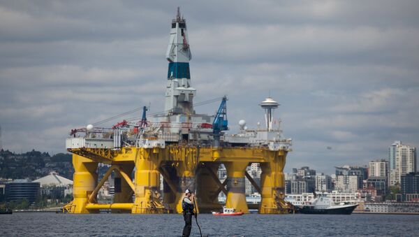 A man on a stand up paddle board is seen in front of the Shell Oil Company's drilling rig Polar Pioneer along the Puget Sound in Seattle, Washington - Sputnik Mundo