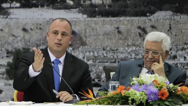 Israeli MP Labour Party member Hilik Bar and Palestinian president Mahmud Abbas attend a meeting with Knesset members in the West Bank city of Ramallah - Sputnik Mundo