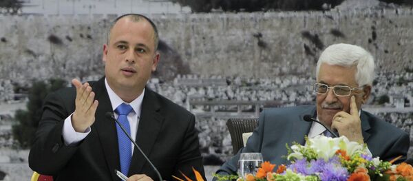 Israeli MP Labour Party member Hilik Bar and Palestinian president Mahmud Abbas attend a meeting with Knesset members in the West Bank city of Ramallah - Sputnik Mundo