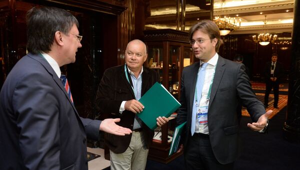 Dmitri Kiseliov, director general de Rossiya Segodnya (en el centro), durante el Foro de Medios de Comunicación de los países de la OCS - Sputnik Mundo