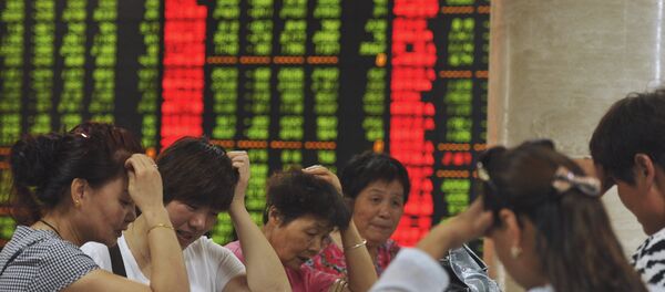 Investors react as they look at computer screens showing stock information at a brokerage house in Fuyang, Anhui province, China - Sputnik Mundo