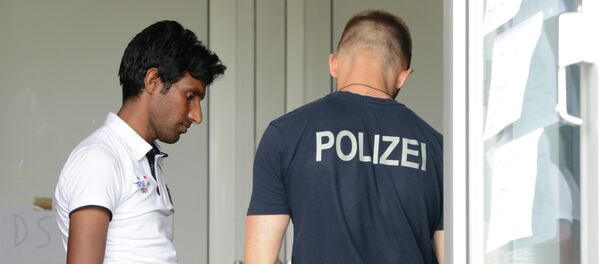 Policía alemán comprueba los documentos de refugiado Policía alemán comprueba los documentos de refugiado - Sputnik Mundo