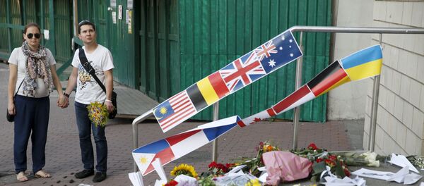 La gente reúne cerca la embajada holandesa para recordar las víctimas de catástrofe de Malaysia Airlines MH17 en Kiev - Sputnik Mundo