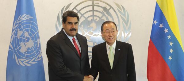 Presidente de Venezuela, Nicolás Maduro, y secretario general de la ONU, Ban Ki-moon, se dan un apretón de manos en la sede de la ONU en Nueva York Presidente de Venezuela, Nicolás Maduro, y secretario general de la ONU, Ban Ki-moon, se dan un apretón de manos en la sede de la ONU en Nueva York - Sputnik Mundo