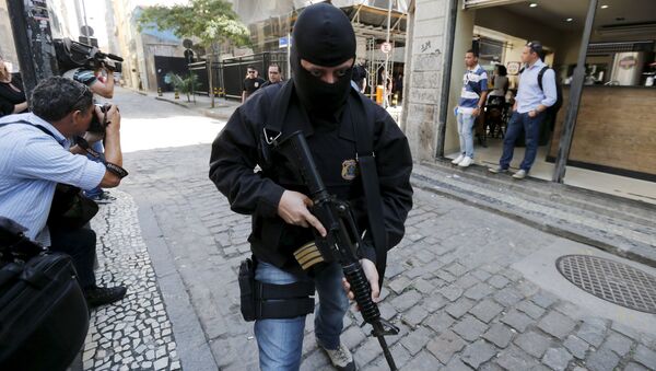 A federal police officer leaves the headquarters of Eletrobras' Eletronuclear division in Rio de Janeiro, Brazil, July 28, 2015 - Sputnik Mundo