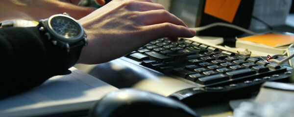 Un hombre trabaja en el ordenador - Sputnik Mundo