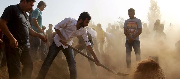 Gente prepara las tumbas para las víctimas del ataque en Suruc - Sputnik Mundo