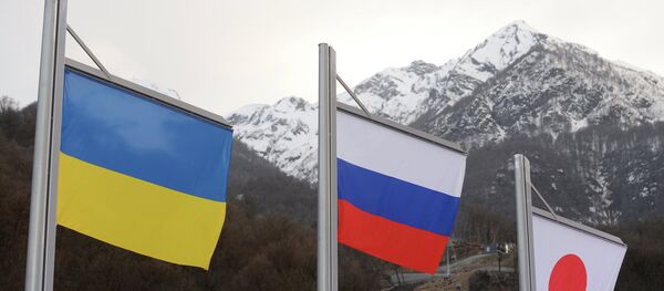 Banderas de Ucrania y Rusia - Sputnik Mundo