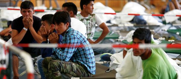 Refugiados esperan una matriculación en un edificio de Policía Federal alemana - Sputnik Mundo