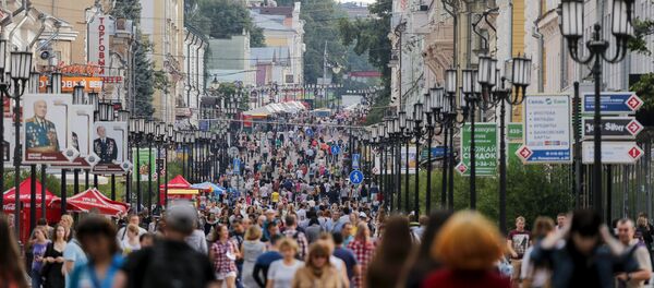 Gente en una de las calles de Nizhni Nóvgorod Gente en una de las calles de Nizhni Nóvgorod - Sputnik Mundo