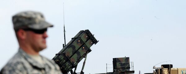 A US soldier stands in front of a Patriot missile system at a Turkish military base in Gaziantep - Sputnik Mundo