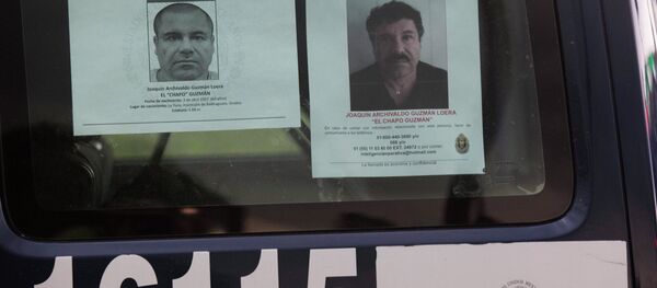 Los coches de la policía mexicana tienen los ordenes de busca del capo narcotraficante prófugo Joaquín el 'Chapo' Guzmán  y el aviso de recompensa por la información sobre el - Sputnik Mundo