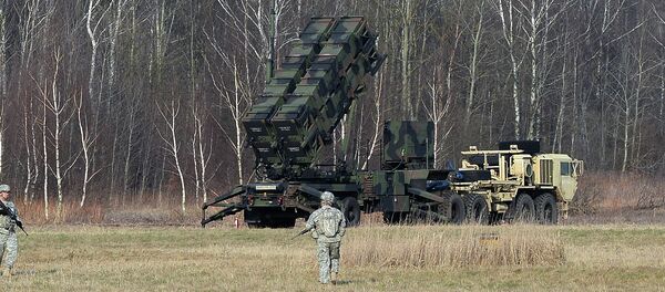 US troops from the 5th Battalion of the 7th Air Defense Regiment emplace a launching station of the Patriot air and missile defence system at a test range in Sochaczew, Poland - Sputnik Mundo