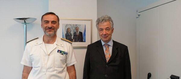 El comandante de la misión de la UE para repeler el flujo de inmigrantes indocumentados, Enrico Credendino (izda.), y el jefe de la Delegación de la UE en la ONU, Thomas Mayr-Harting - Sputnik Mundo