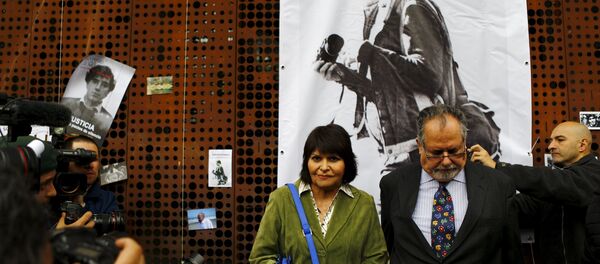 Carmen Gloria Quintana (en verde), Rodrigo Rojas (en el cartel) - Sputnik Mundo