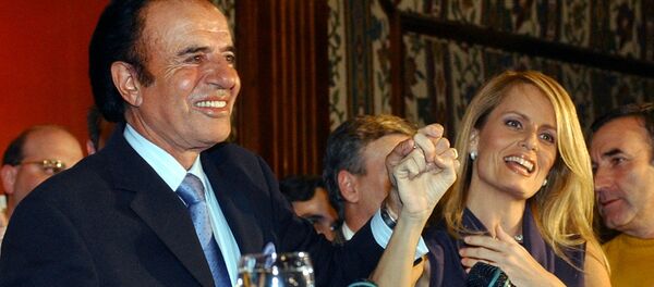 El expresidente argentino, Carlos Menem, y su exesposa, Cecilia Bolocco - Sputnik Mundo