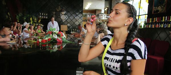 Mujer bebe vino en Crimea - Sputnik Mundo